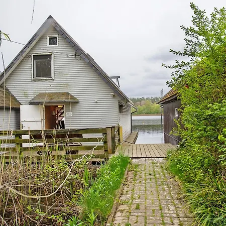 Semesterbostad Bootshaus Am Mueritzarm *